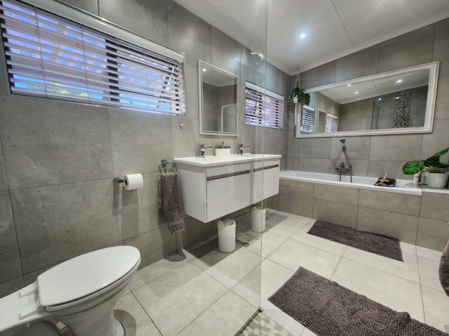 5 Bedroom Property for Sale in Bodorp Western Cape